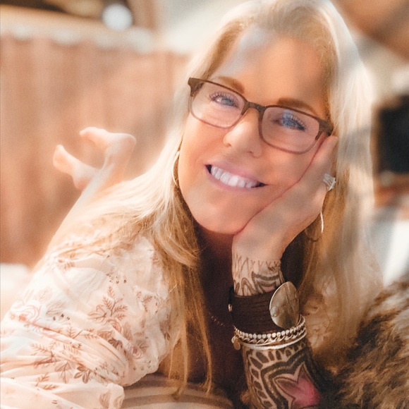 Meet your Posher Jennifer💚 - Picture 10 of 12